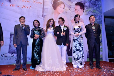 Hoài Linh giả gái trong đám cưới Hồng Tơ