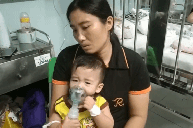 Người mẹ nghèo từng mất 2 con lo sợ con trai út lại đầu hàng số phận