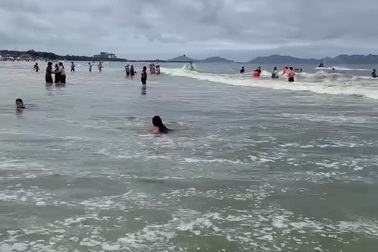 Nước biển ở Vũng Tàu có màu xanh khác lạ, cơ quan chức năng lên tiếng