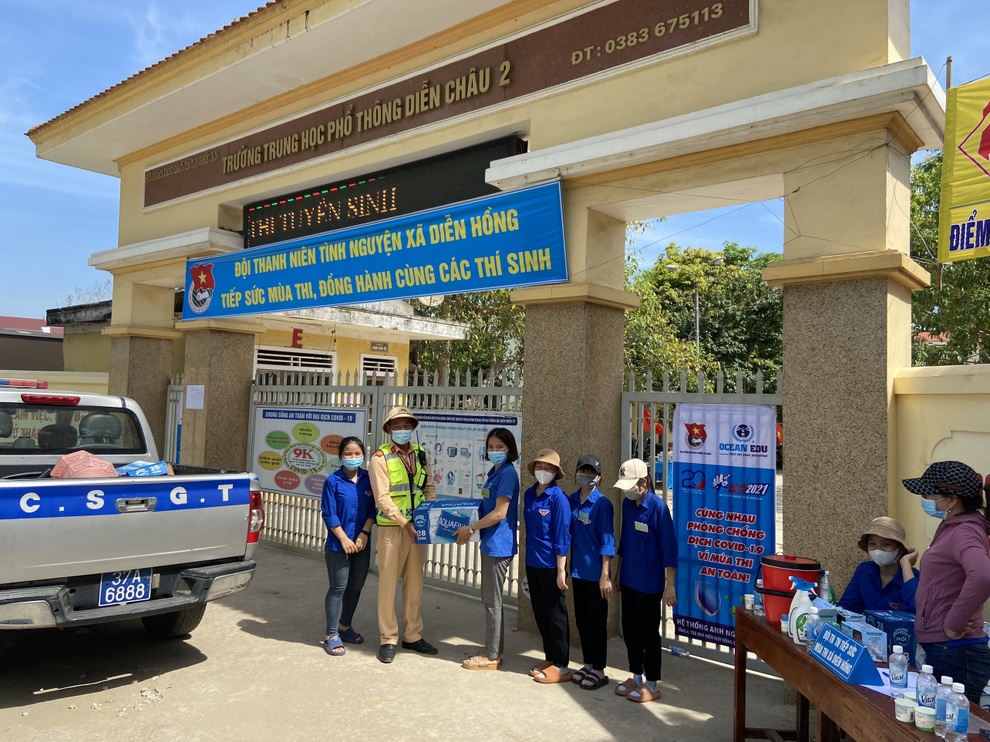 CSGT dùng xe chuyên dụng đưa thí sinh bị hỏng xe kịp đến điểm thi đúng giờ - 3 CSGT dùng xe chuyên dụng đưa thí sinh bị hỏng xe kịp đến điểm thi đúng giờ - 3