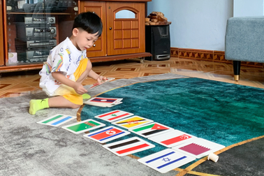 Cậu bé 3 tuổi "gây sốt" khi nhớ hàng trăm quốc kỳ, CLB bóng đá thế giới