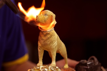 Nhà vàng bung "kim khuyển" và quà tặng câu khách ngày "Vía Thần tài"