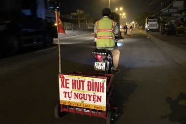 Người đàn ông đều đặn đi hút đinh từ 4h sáng ở Sài Gòn