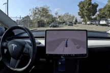 Mặc hệ thống tự lái phát hiện có người sang đường, xe Tesla vẫn tăng tốc