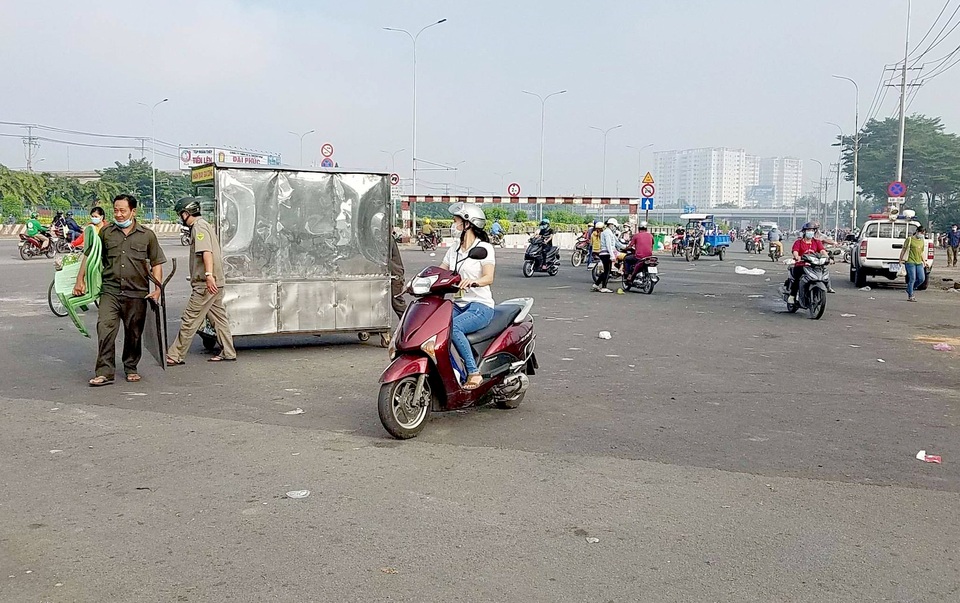 Người đàn ông bị chém tới tấp khi đang bán bánh mì - 1 Người đàn ông bị chém tới tấp khi đang bán bánh mì - 1
