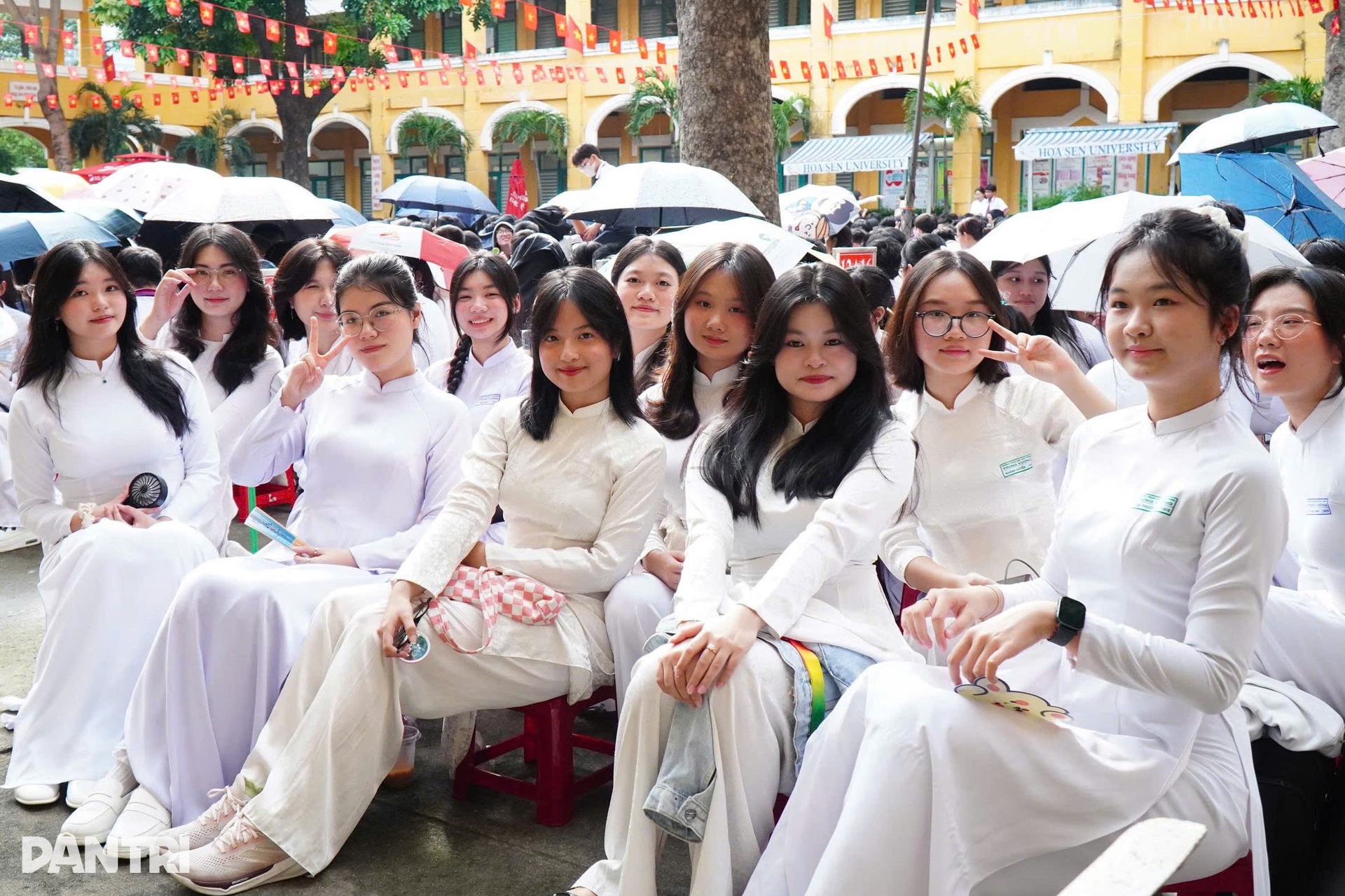 Nữ sinh Sài Thành thướt tha áo dài trắng trong ngày khai giảng - 15