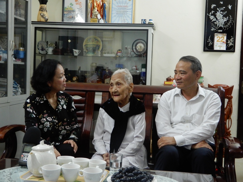 Trưởng Ban Dân vận Trung ương thăm gia đình chính sách tại Đà Nẵng - 3 Trưởng Ban Dân vận Trung ương thăm gia đình chính sách tại Đà Nẵng - 3