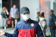 Công Phượng và đồng đội đeo kín khẩu trang khi đến Singapore