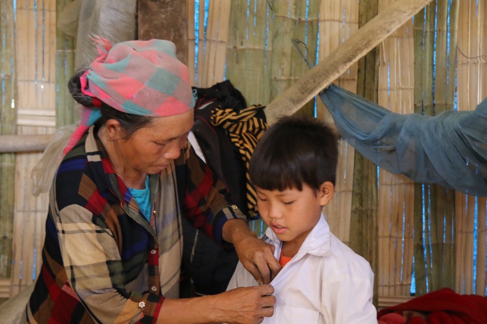 Tận mắt chứng kiến cảnh bà cháu ăn cơm trắng chan nước lã mà lòng đau nhói! - 5 Tận mắt chứng kiến cảnh bà cháu ăn cơm trắng chan nước lã mà lòng đau nhói! - 5
