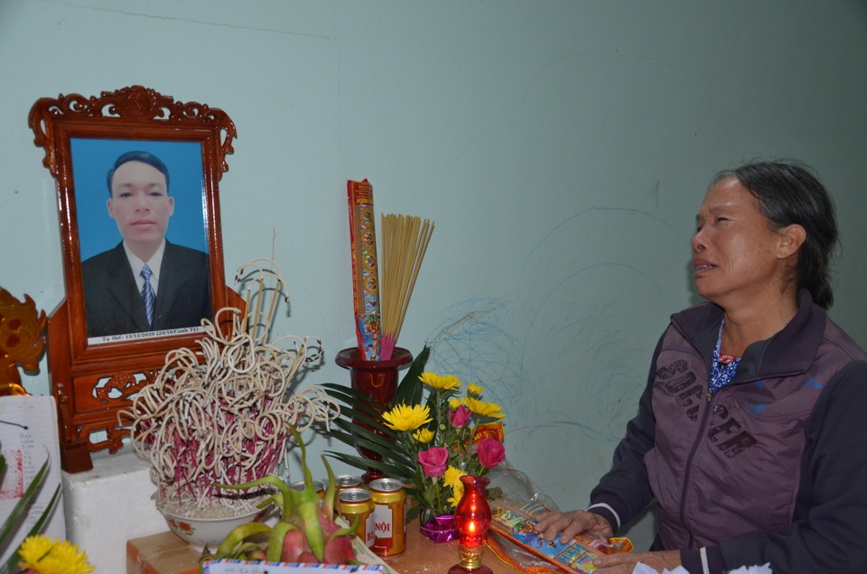Đau nhói lòng cảnh người cha qua đời bỏ lại hai con nhỏ và người vợ liệt - 3 Đau nhói lòng cảnh người cha qua đời bỏ lại hai con nhỏ và người vợ liệt - 3