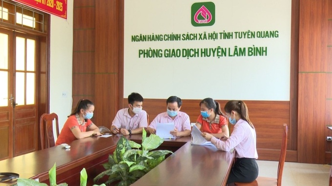 NHCSXH huyện Lâm Bình, tỉnh Tuyên Quang kiểm tra hồ sơ vay vốn trả lương cho người lao động của các doanh nghiệp.