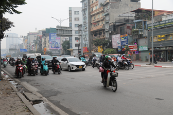 1837 camera AI hoạt động: Vẫn đầu trần, vượt đèn, bấm điện thoại khi lái xe