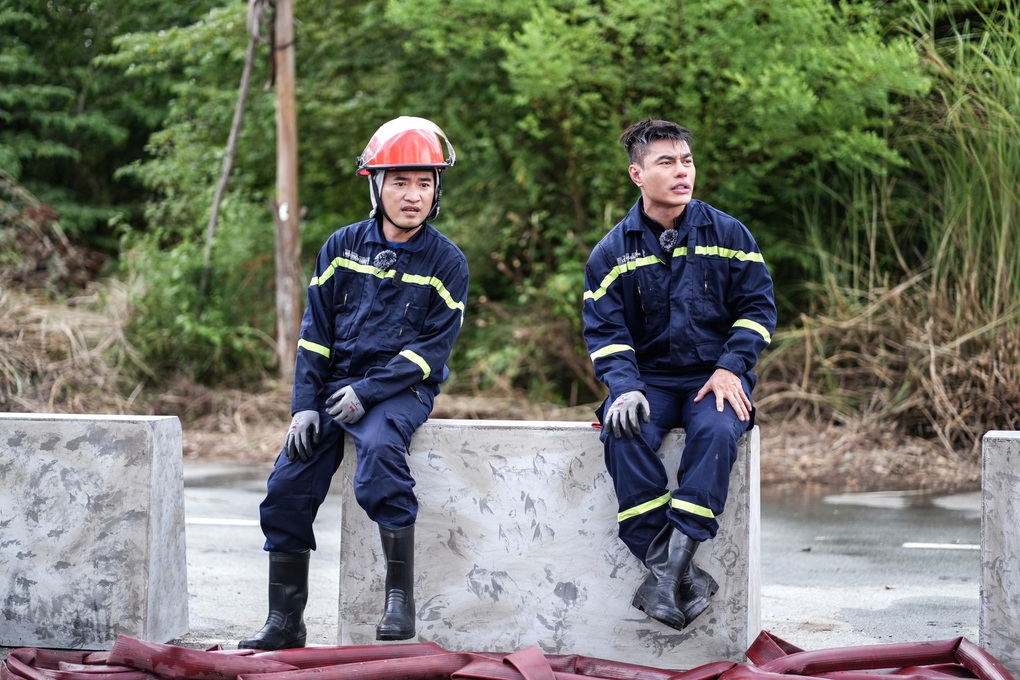 MONO cắt tóc, da đen sạm khi tham gia show về lực lượng công an nhân dân - 2 MONO cắt tóc, da đen sạm khi tham gia show về lực lượng công an nhân dân - 2