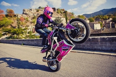 Tay lái mô-tô mạo hiểm xinh đẹp