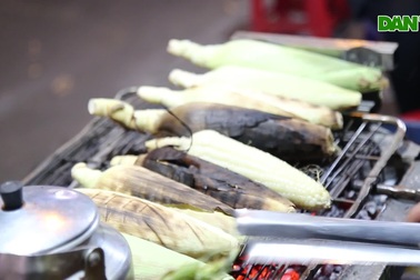 Tranh thủ bán bắp buổi tối, vợ chồng trẻ kiếm thêm 20 triệu đồng/tháng