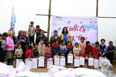 Sinh viên ĐH Kinh tế quốc dân mang Tết đến bản nghèo Khau Thán