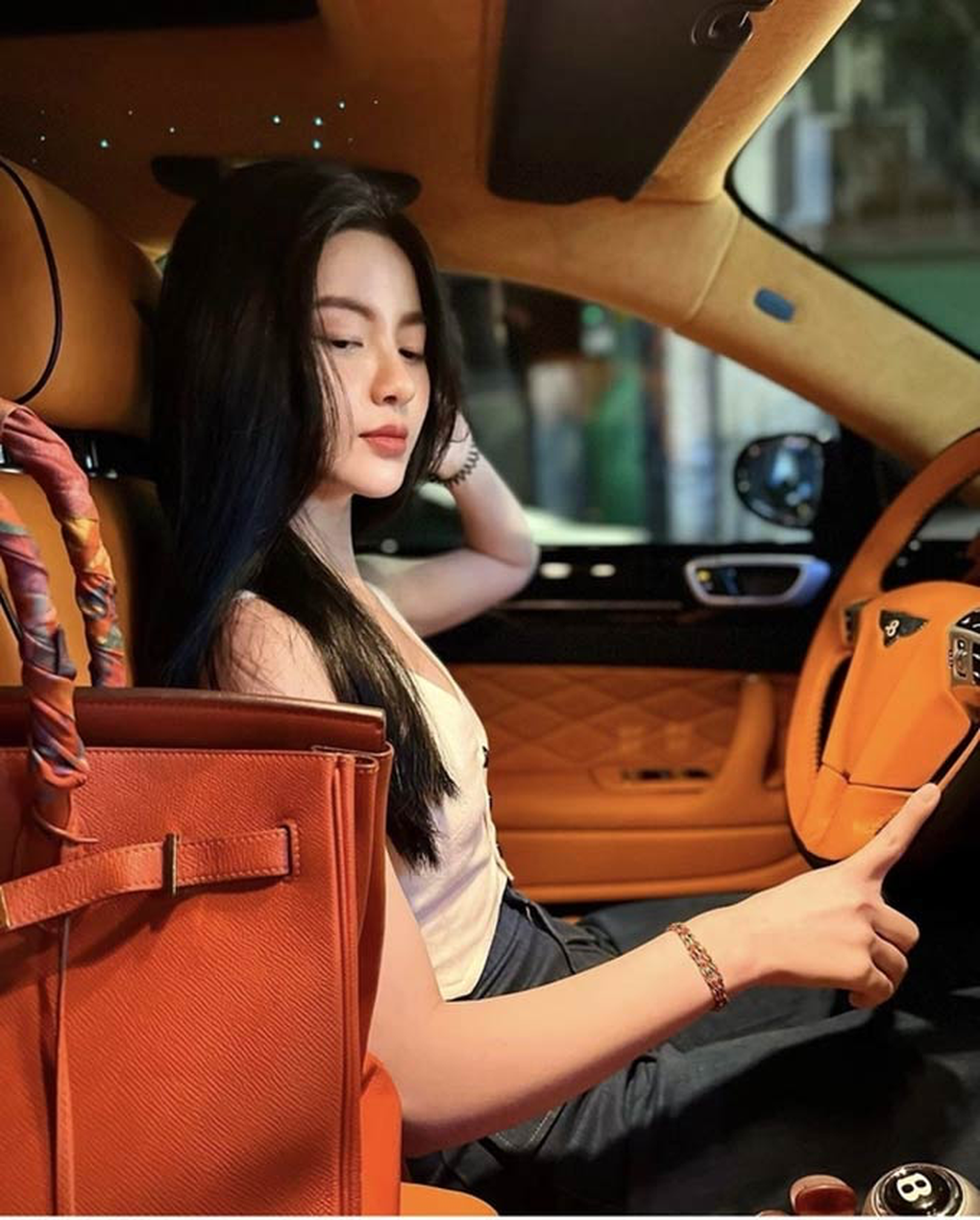 Hot girl xinh đẹp vừa dạm ngõ với cầu thủ Quang Hải là ai? - 4 Hot girl xinh đẹp vừa dạm ngõ với cầu thủ Quang Hải là ai? - 4