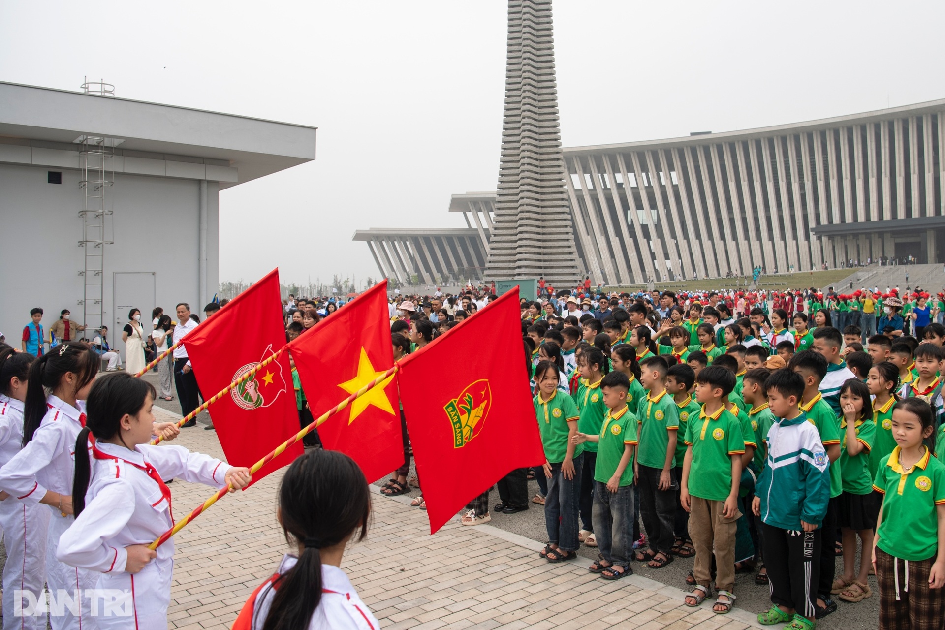 Đông nghịt khách trong ngày đầu Bảo tàng Lịch sử Quân sự thu vé vào cửa - 14 Đông nghịt khách trong ngày đầu Bảo tàng Lịch sử Quân sự thu vé vào cửa - 14