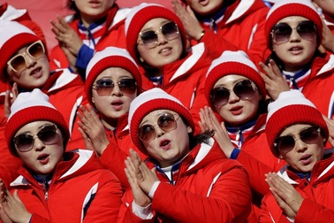 Vẻ đẹp thuần khiết của những nữ CĐV Triều Tiên