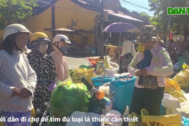 Rộn ràng phiên chợ lá mỗi năm chỉ mở một lần