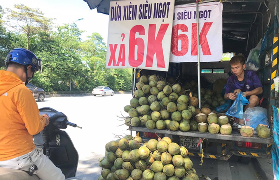 Hoa quả rẻ như cho, táo 5.000 đồng, bưởi 2.000 đồng: Đâu là nguồn gốc thật sự? - 2 Hoa quả rẻ như cho, táo 5.000 đồng, bưởi 2.000 đồng: Đâu là nguồn gốc thật sự? - 2