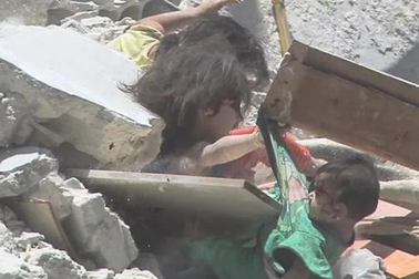 Ảnh bé gái Syria 5 tuổi cứu em từ ngôi nhà trúng tên lửa gây “ám ảnh”