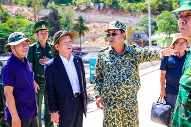 Lãnh đạo Cà Mau và T&T Group thăm, tặng quà cán bộ chiến sỹ đảo Hòn Khoai