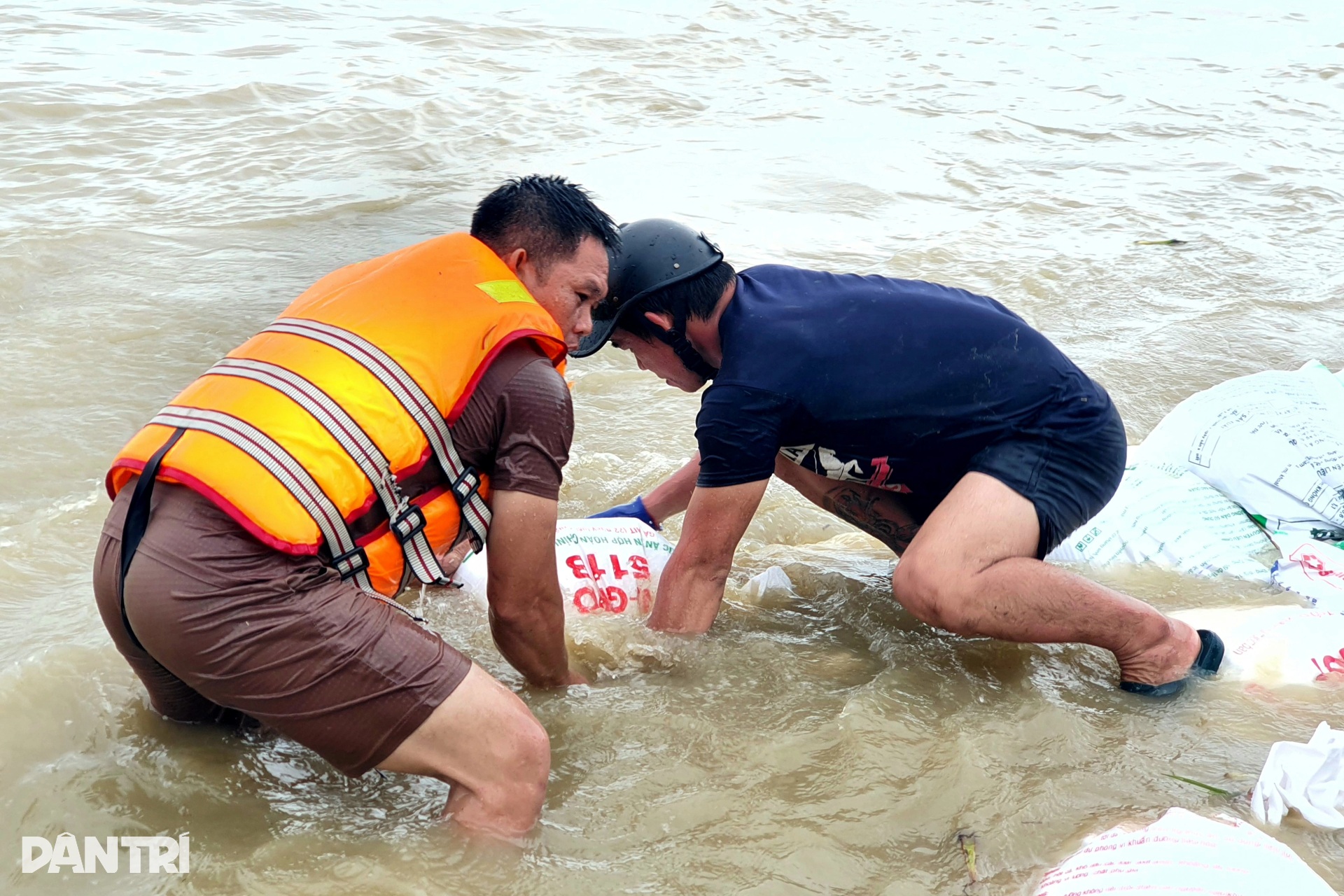 Hàng nghìn người dốc sức vá bờ kè bị lũ dữ tấn công - 6 Hàng nghìn người dốc sức vá bờ kè bị lũ dữ tấn công - 6