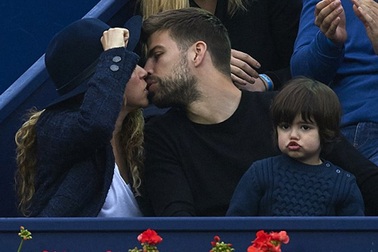 Shakira “khóa môi” phi công trẻ say đắm 