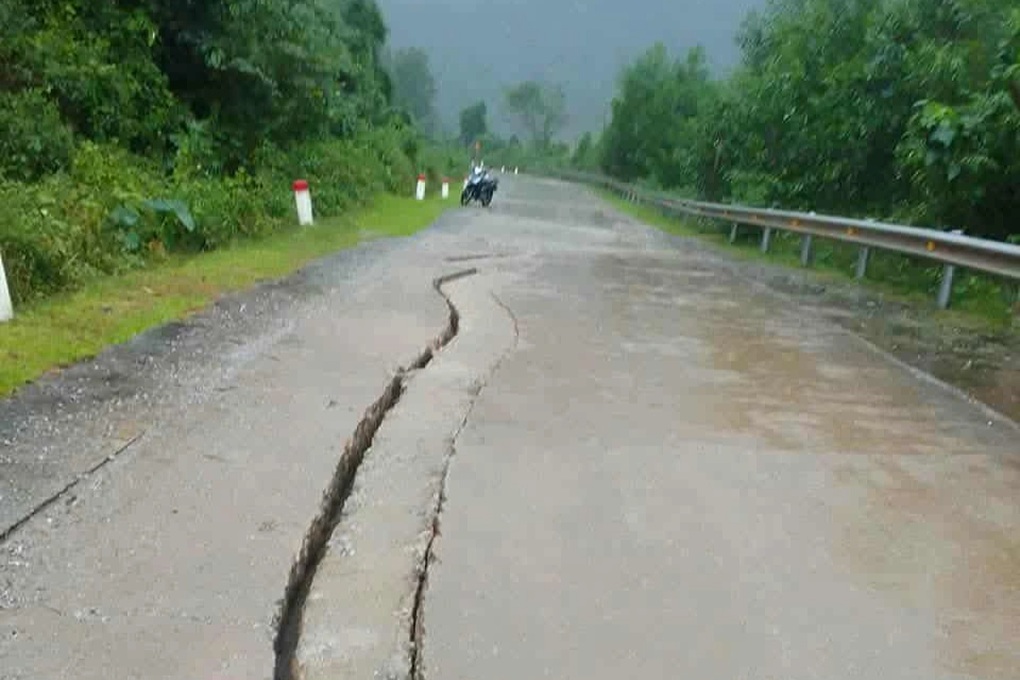 Khắc phục vết nứt dài 40m giữa đường Hồ Chí Minh nhánh Tây - 2 Khắc phục vết nứt dài 40m giữa đường Hồ Chí Minh nhánh Tây - 2