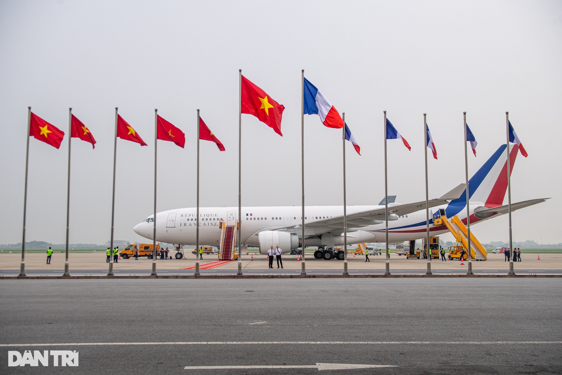 Tổng thống Pháp cùng Phu nhân thân mật, rạng rỡ lên chuyên cơ rời Việt Nam - 1 Tổng thống Pháp cùng Phu nhân thân mật, rạng rỡ lên chuyên cơ rời Việt Nam - 1