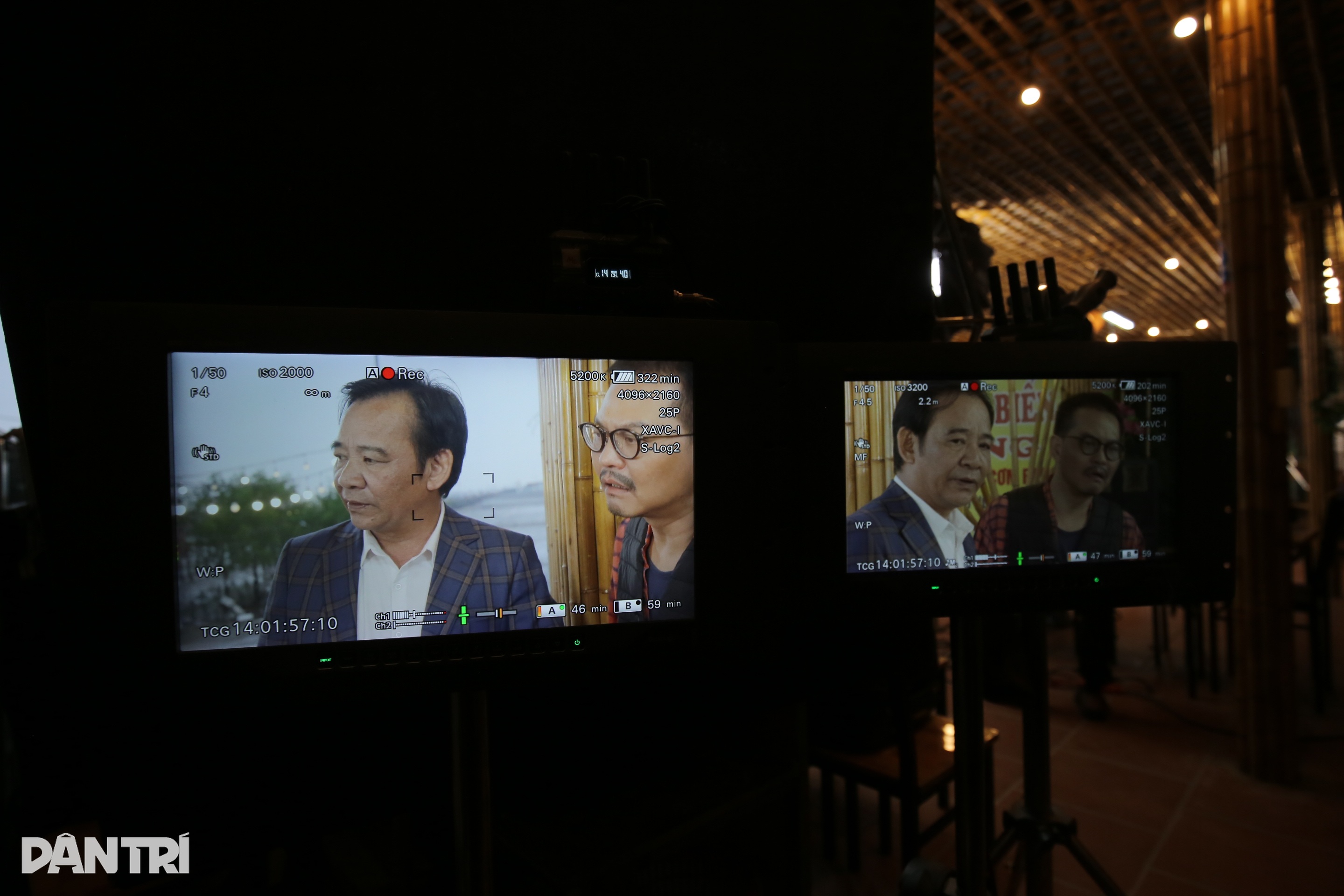 O artista popular Trung Hieu sorriu quando Hoang Hai o maquiou para interpretar o papel de um magnata - 12 NSND Trung Hiếu cười tít mắt khi được Hoàng Hải trang điểm vào vai đại gia - 12