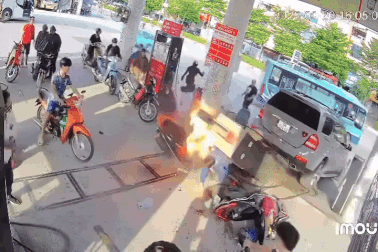 Ô tô lùi đổ trụ xăng ở Hà Nội: Nhân viên kể phút thoát khỏi ngọn lửa dữ dội