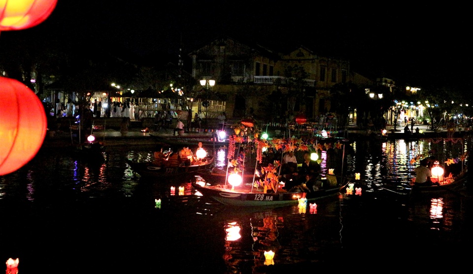 Du khách thích thú trải nghiệm chợ phiên Hội An mừng năm mới 2021 - 2