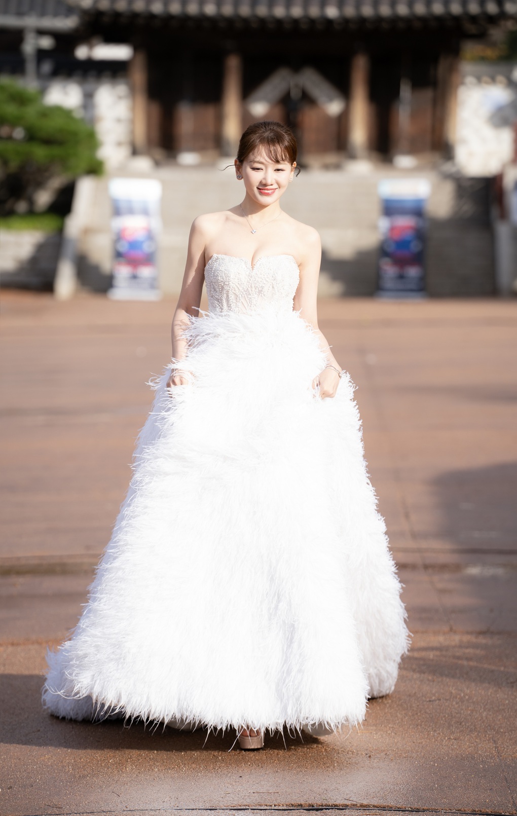 Hoa hậu HHen Niê, mẫu nhí Bảo Hà catwalk trong mưa rét tại Hàn Quốc - 5 Hoa hậu HHen Niê, mẫu nhí Bảo Hà catwalk trong mưa rét tại Hàn Quốc - 5