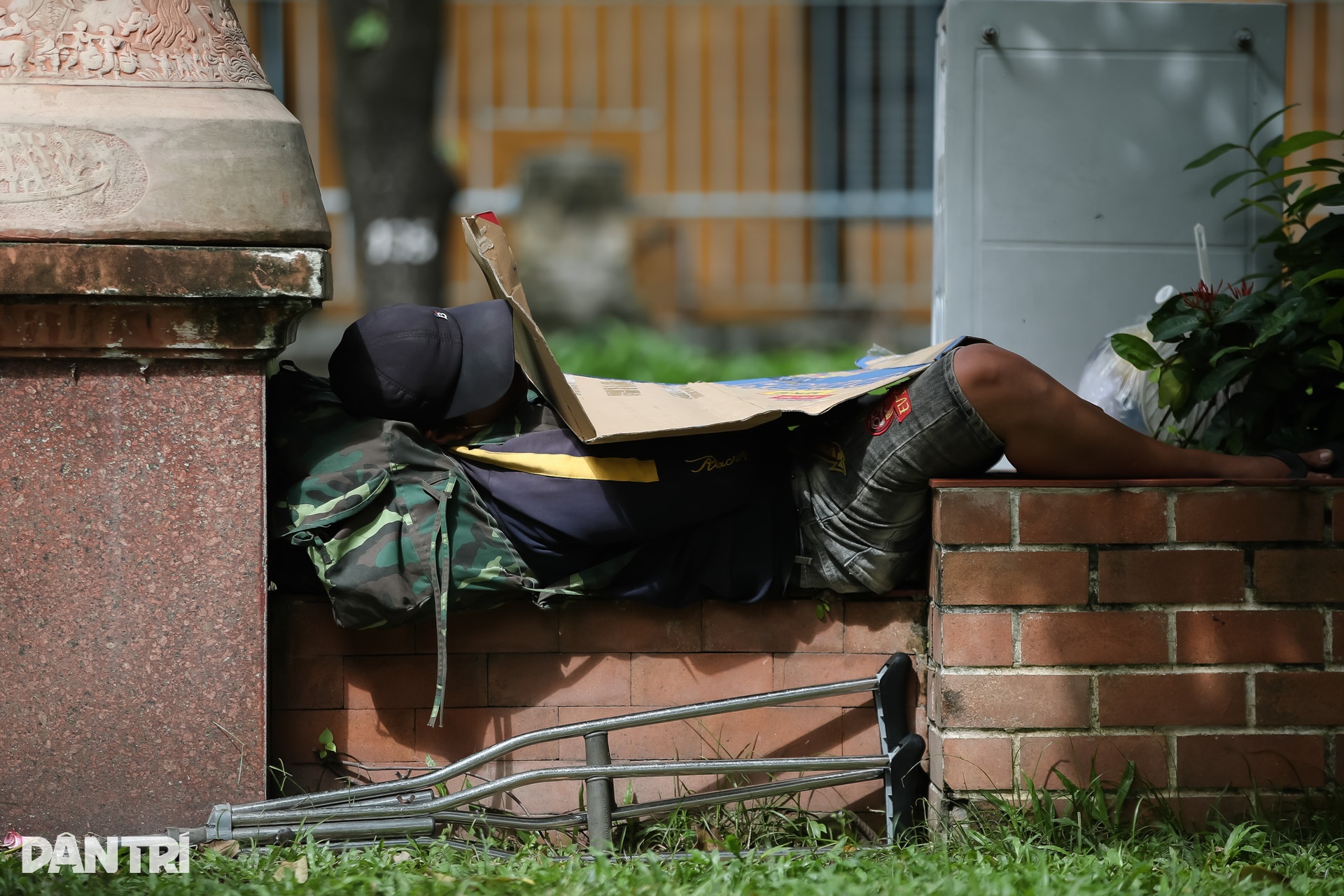 Cảnh nhếch nhác ở công viên giữa trung tâm TPHCM - 7 Cảnh nhếch nhác ở công viên giữa trung tâm TPHCM - 7