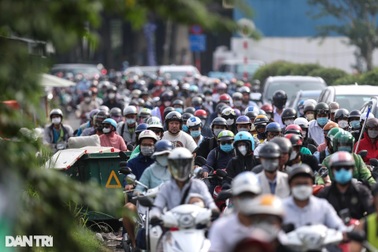 Cấm xe qua cầu Nguyễn Hữu Cảnh, phía đông TPHCM kẹt cứng sáng đầu tuần