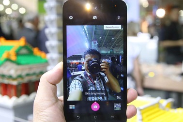 Cận cảnh smartphone "tự sướng" Zenfone Selfie của Asus
