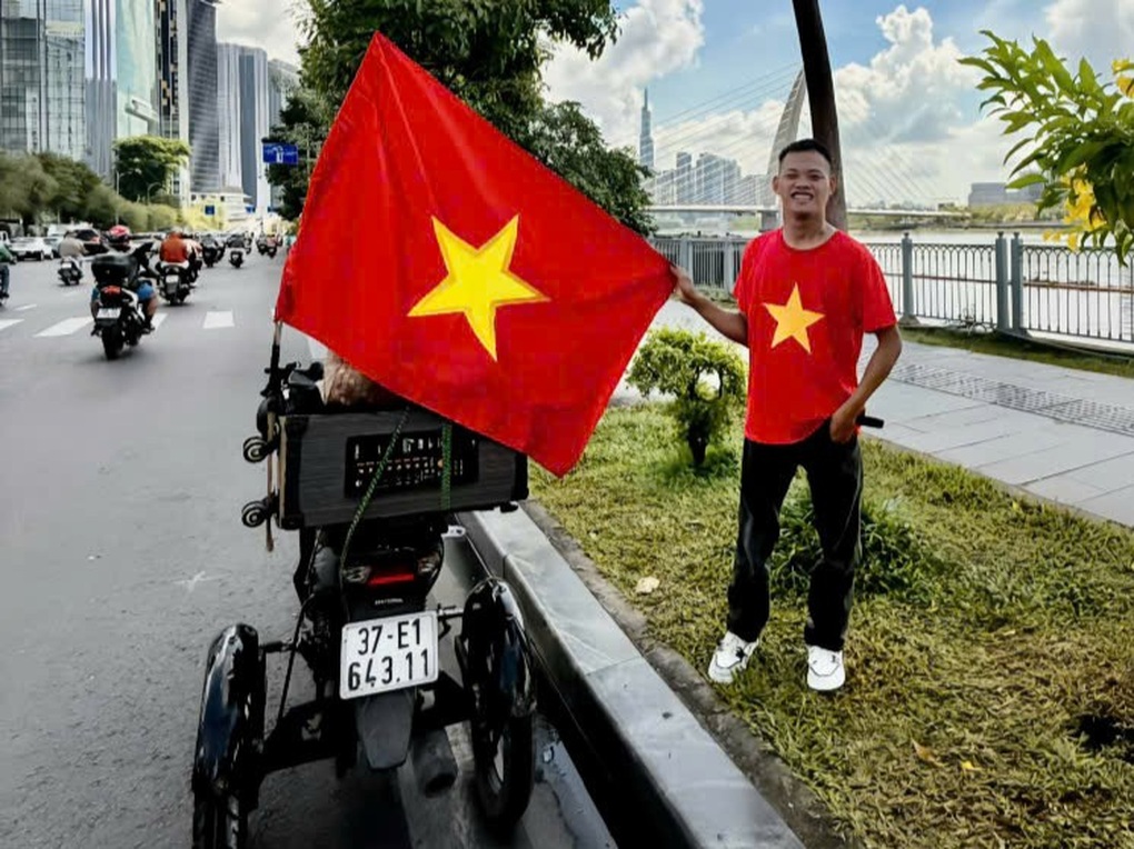 Chàng trai khuyết tật xuyên Việt trên chiếc xe ba bánh để xem lễ diễu binh - 2 Chàng trai khuyết tật xuyên Việt trên chiếc xe ba bánh để xem lễ diễu binh - 2