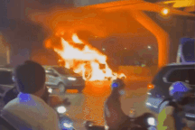 Hà Nội: Ô tô đầu kéo bốc cháy kèm tiếng nổ trên đường Khuất Duy Tiến