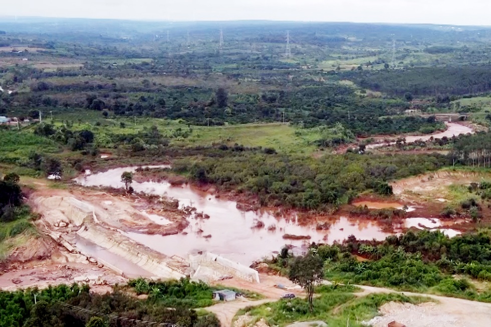 Tan hoang sau vụ vỡ tường đập thủy điện - 10 Tan hoang sau vụ vỡ tường đập thủy điện - 10