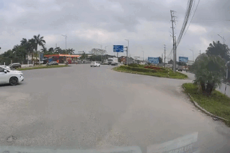 Xe tải đâm vào ô tô con trong tình huống tài xế nóng vội, vượt ẩu