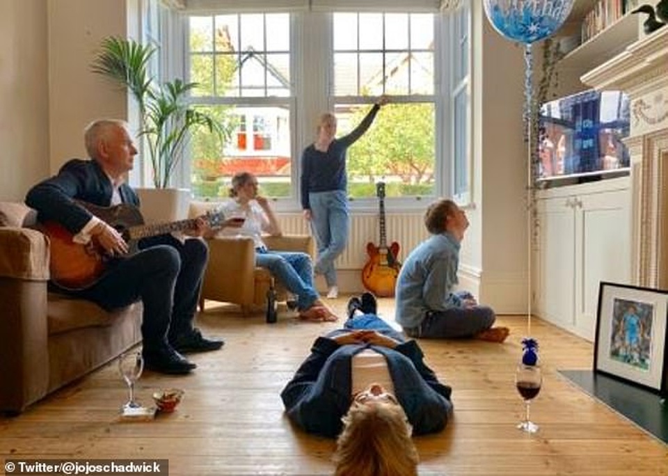 Cách ly xã hội, cư dân mạng thi nhau trở thành nhân vật trên bìa album - 5 Cách ly xã hội, cư dân mạng thi nhau trở thành nhân vật trên bìa album - 5