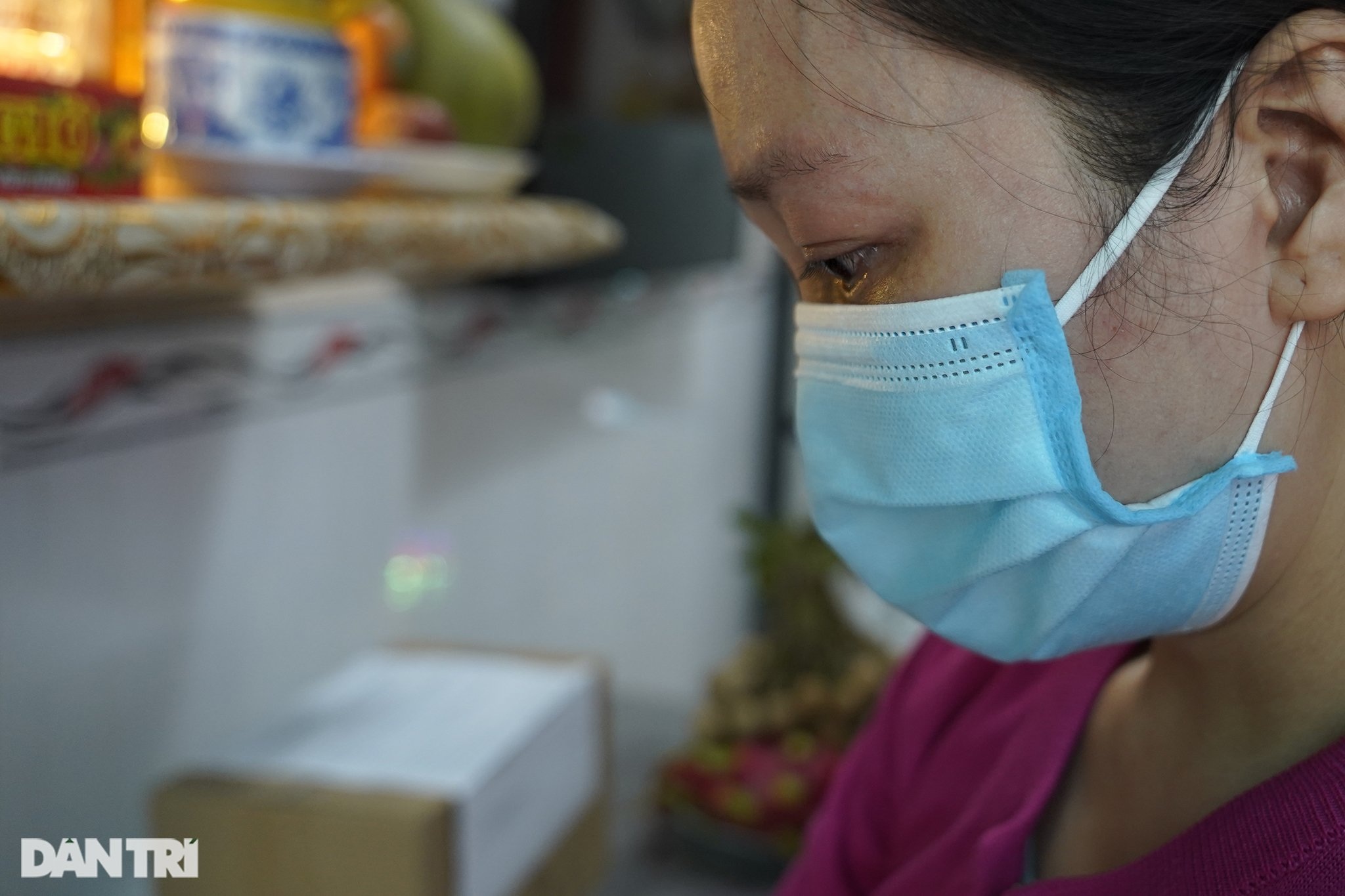 Đội quân sáng đưa tro cốt người mất, trưa dọn điểm tiêm, chiều đi khử khuẩn - 8 Đội quân sáng đưa tro cốt người mất, trưa dọn điểm tiêm, chiều đi khử khuẩn - 8
