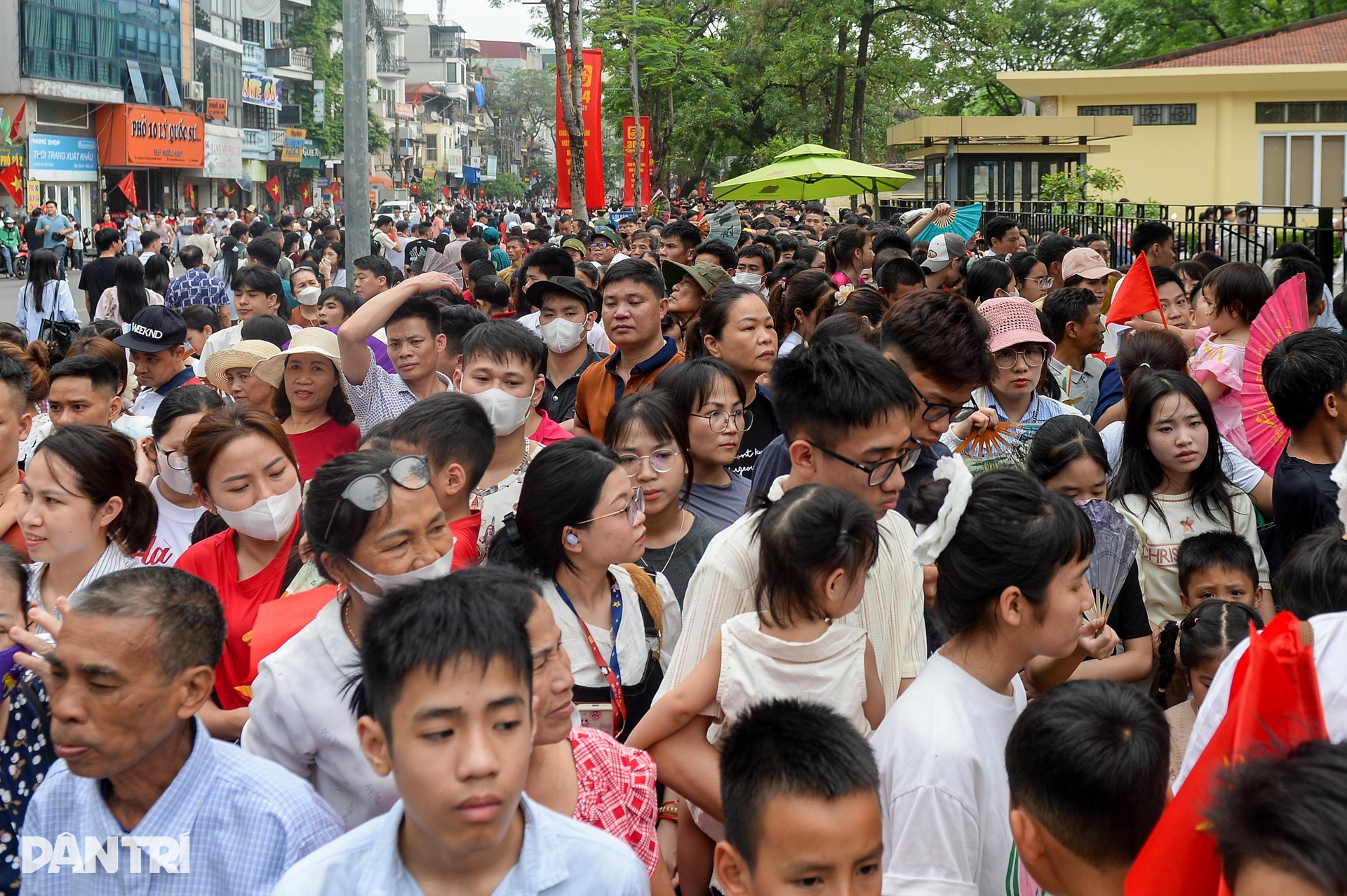 Người dân xếp hàng vào Lăng viếng Chủ tịch Hồ Chí Minh ngày 30/4 - 5 Người dân xếp hàng vào Lăng viếng Chủ tịch Hồ Chí Minh ngày 30/4 - 5