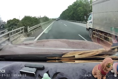 Vật thể lạ rơi ra từ xe tải làm vỡ kính ô tô chạy cùng chiều