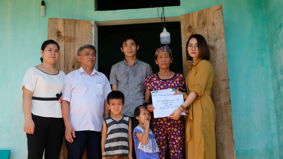 Bạn đọc Dân trí chung tay giúp đỡ hai đứa trẻ mồ côi hơn 246 triệu đồng - 1 Bạn đọc Dân trí chung tay giúp đỡ hai đứa trẻ mồ côi hơn 246 triệu đồng - 1