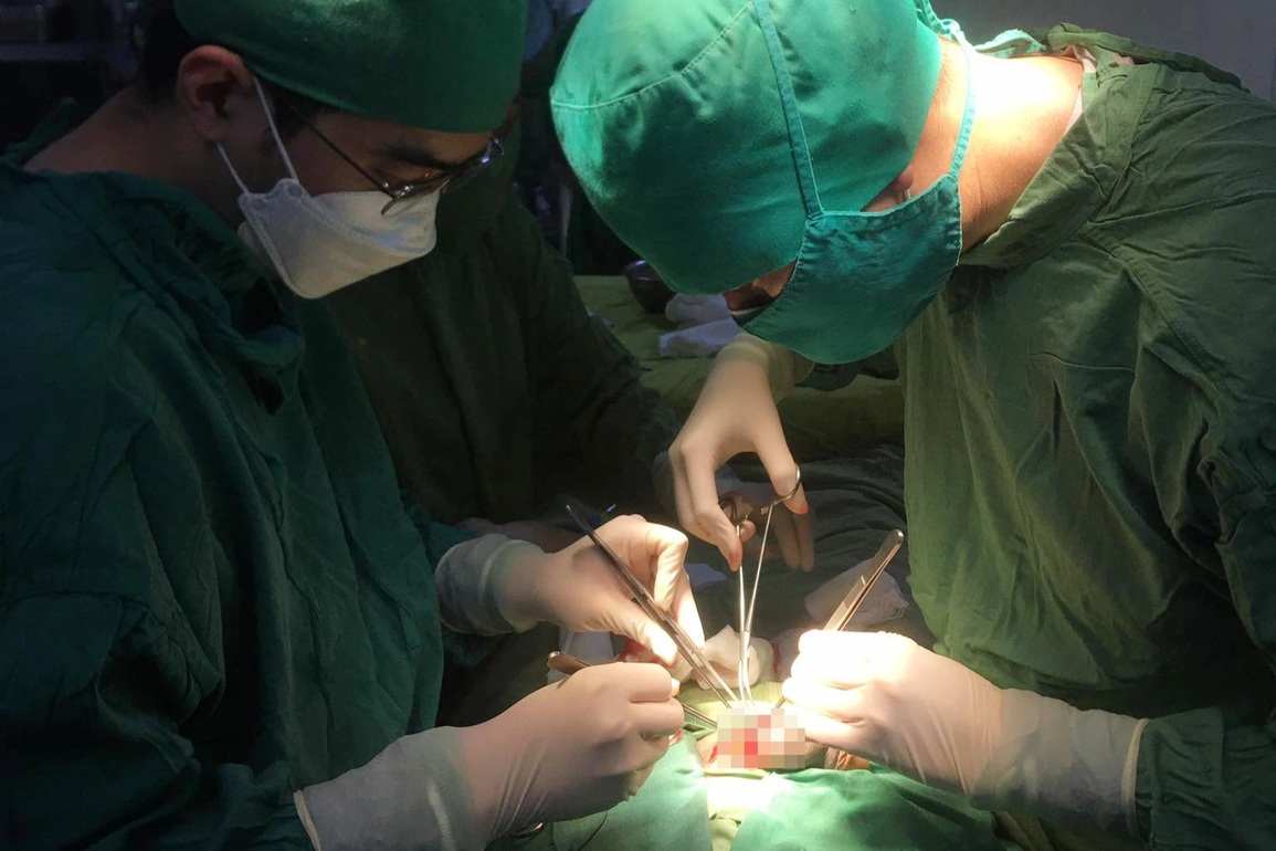 Người đàn ông 44 tuổi gãy cậu nhỏ khi đang lướt Tik Tok - 1 Người đàn ông 44 tuổi gãy cậu nhỏ khi đang lướt Tik Tok - 1