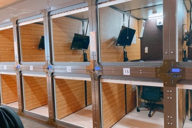 Bên trong văn phòng "con nhộng" tại Nhật: Miễn phí Wi-Fi, TV, sạc điện...