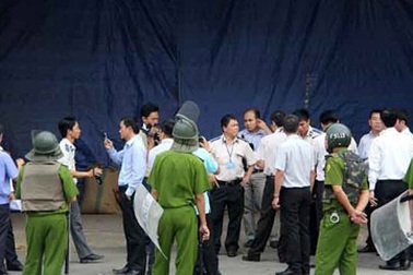 Dùng luật rừng giành rác bẩn trừ nợ ngàn tỷ